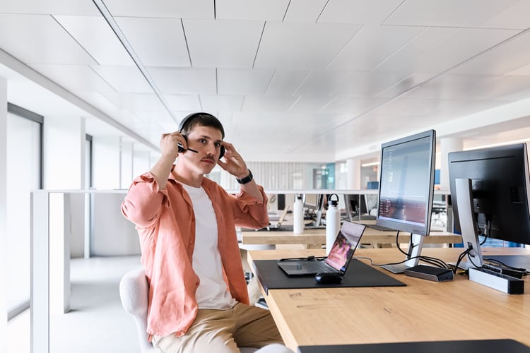 Frau mit Headset im Büro