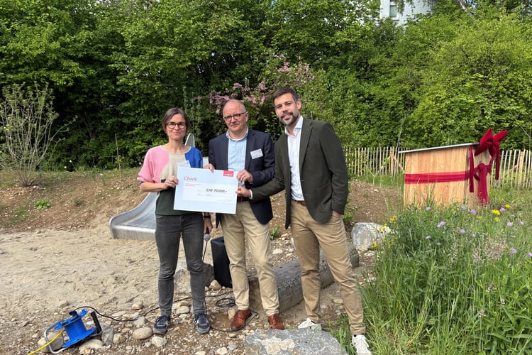 Freude auf dem neuen Naturspielplatz in Aarau-Rohr (von links): Stadträtin Petra Ohnsorg, Stadtpräsident Hanspeter Hilfiker und Mobiliar Generalagent Yves Probst.