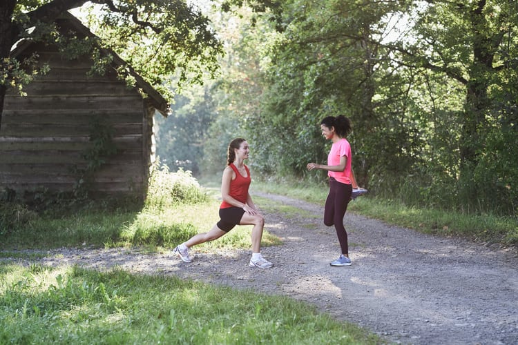 Zwei Frauen beim Joggen und Dehnen