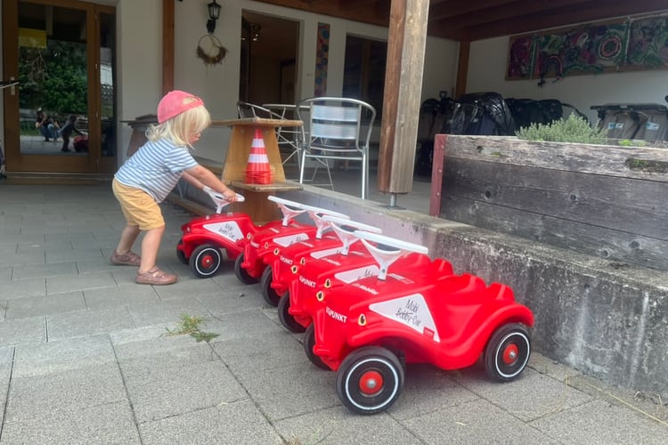 Bobby MobiCars stehen in einer Reihe