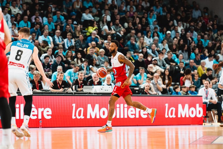 Basketball Spiel mit vielen Zuschauern