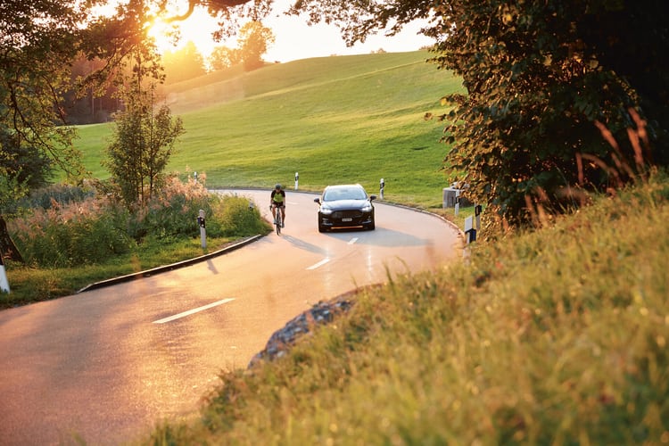 Ein Auto fährt durch eine schöne Landschaft.