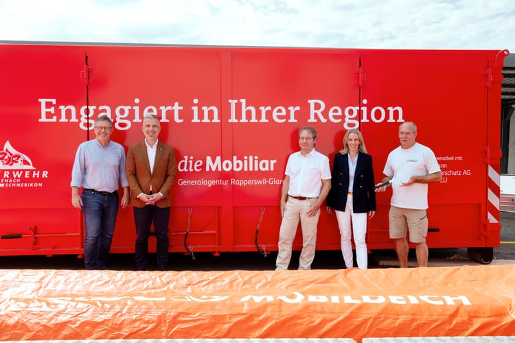 v.l.n.r.: Diego Forrer (Gemeindepräsident Uznach), Viktor Nikolic (Generalagent Mobiliar Generalagentur Rapperswil-Glarus), Félix Brunschwiler (Gemeindepräsident Schmerikon), Julia Schweizer (Leiterin Betriebswirtschaft, Recht und Naturrisiken, die Mobiliar), Heinz Hickert (Feuerwehrkommandant Uznach-Schmerikon)