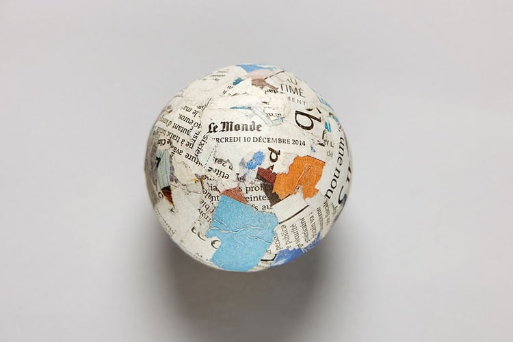 Una palla ricoperta di pezzi di carta nella mostra Arte e sostenibilità presso la Mobiliare 