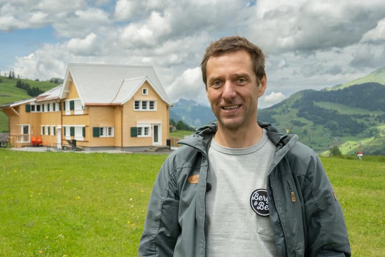Berg & Bett-Geschäftsführer Jörg Steiner vor dem Gruppenhaus Jennyhaus.