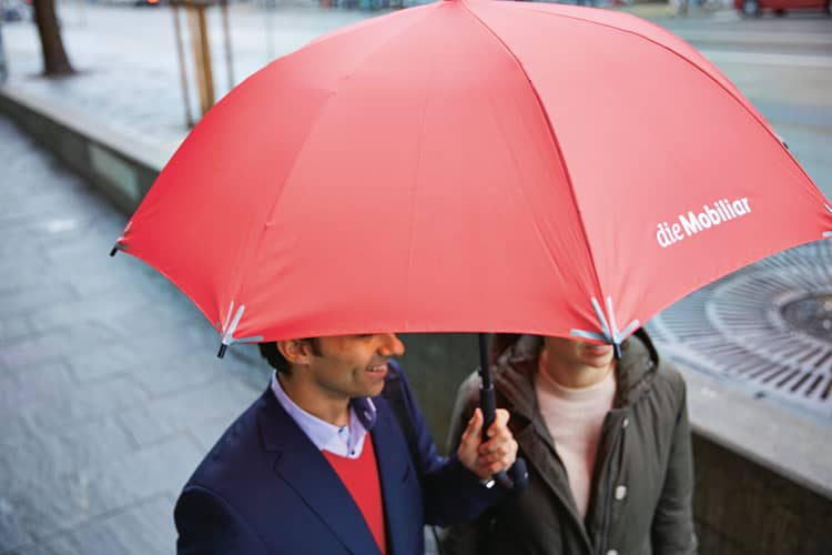 Deux personnes sous la pluie avec un parapluie Mobilière