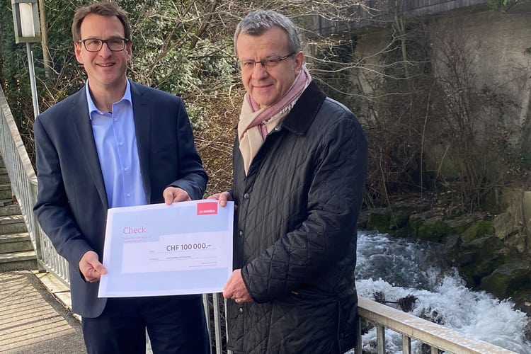 Stadtammann Franco Mazzi (rechts) erhält von Roger Schneider, Generalagent der Mobiliar Rheinfelden, den Check über 100'000 Franken.
