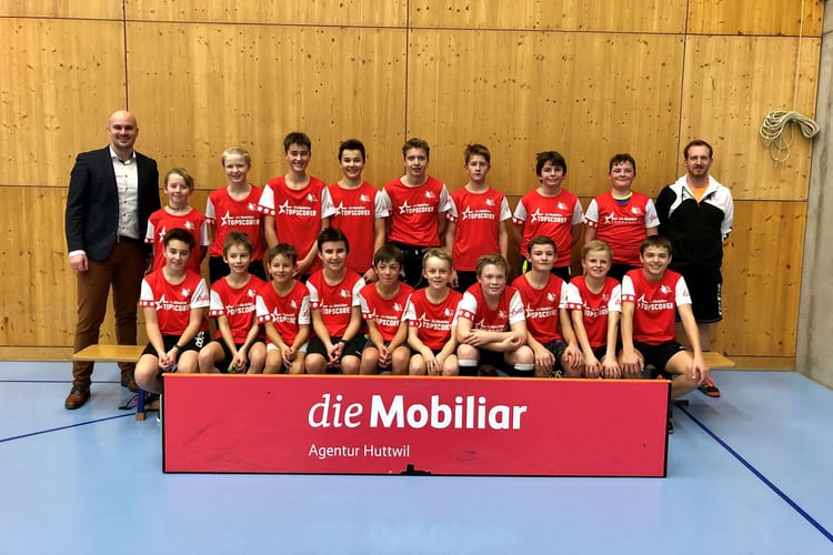 Übergabe der Topscorer Shirts von GA Huttwil an viele Kinder