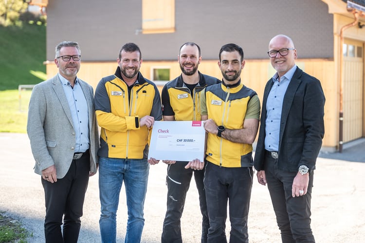 Grund zur Freude bei der Rettungsstation Appenzell: Mobiliar Generalagent Thomas Rechsteiner (links) und Versicherungs- und Vorsorgeberater Dieter Neff (rechts) übergaben den Check an Obmann Raphy Müller, Stv. Obmann Simon Fässler und Kassier Michael Neff (v. l.).