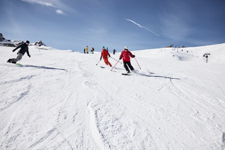 Skifahrer auf einer Piste