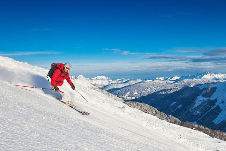 Uno sciatore sulle piste