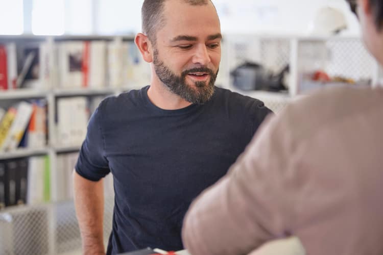 Zwei Menschen in einem Büro am reden