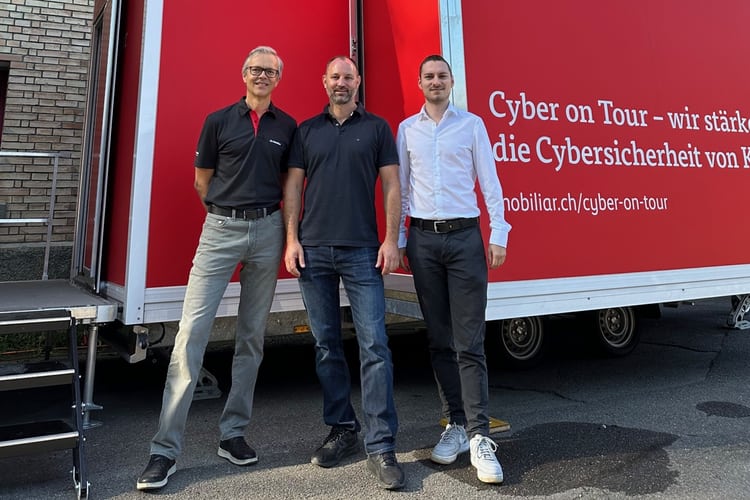 v.l.n.r.: Pascal Wälti (Teamleiter Mobiliar Generalagentur Bern-Stadt, Bernard Fuhrer (Geschäftsführer Brauerei Felsenau), und Raphael Thierstein (Leiter Verkaufssupport bei der Mobiliar Generalagentur Bern-Stadt).