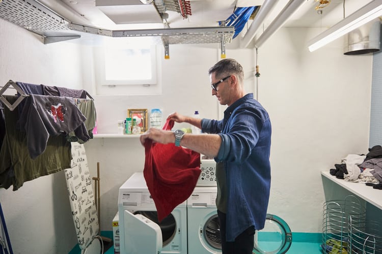 L’uomo fa il bucato