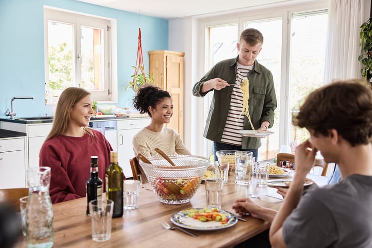 quattro persone a mangiare