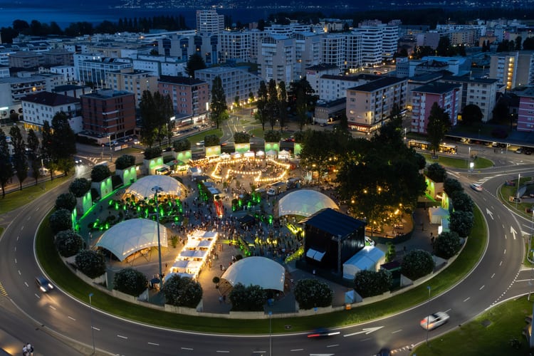 Sicht aus der Vogelperspektive auf die nächtliche Rotonda