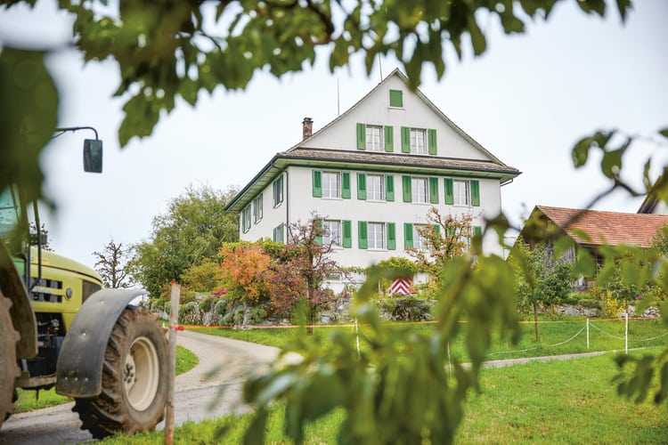 Bauernhaus und Traktor