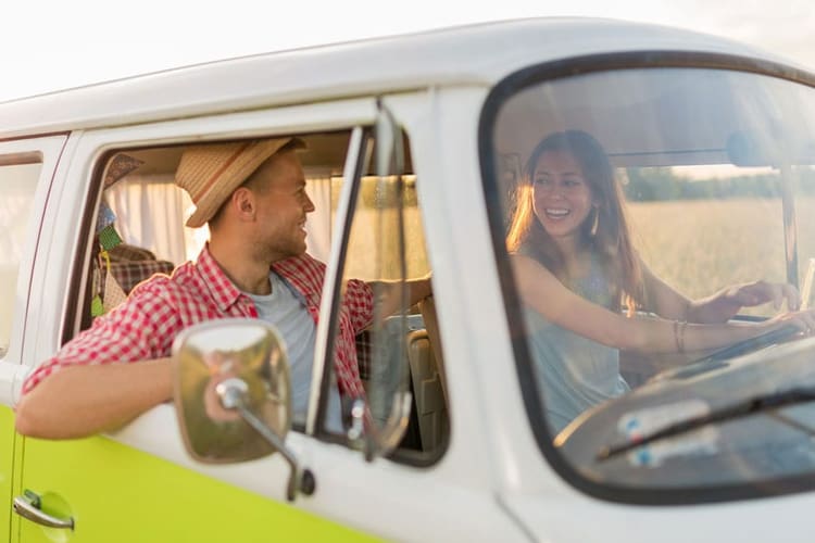 Una coppia in un minibus