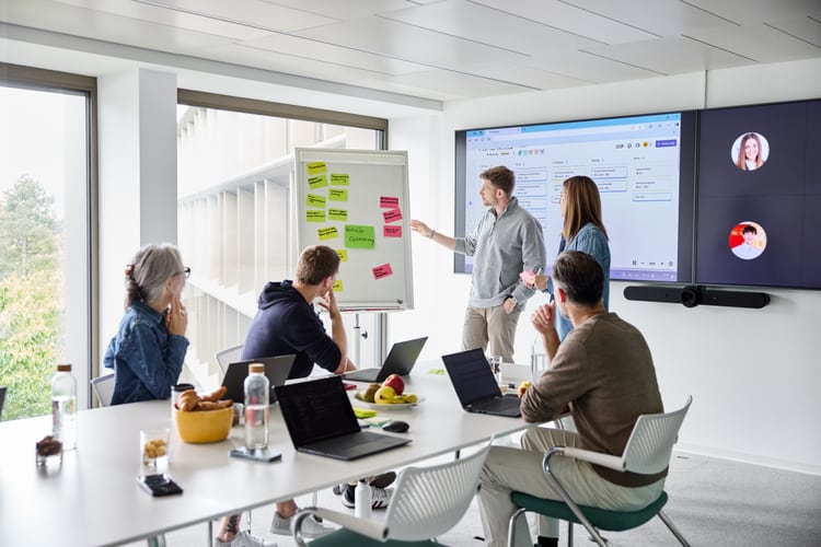 Drei Personen diskutieren miteinander