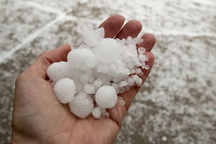 Chicchi di grandine in una mano