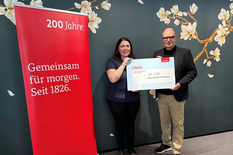 Andrea Lochinger (Stiftung Kinderhilfe Sternschnuppe) erhält Scheck von Markus Filser (Die Mobiliar)