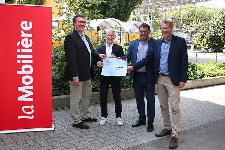 Remise du chèque aux Autorités de la Ville, Damien Chappuis, Maire et Emmanuel Koller, Conseiller communal en charge du Département de l’urbanisme, de l’environnement et des travaux publics (UETP) par Roland Verdon, membre de la direction de la Mobilière et responsable des projets de préventions et Olivier Léchenne, agent général de la Mobilière.