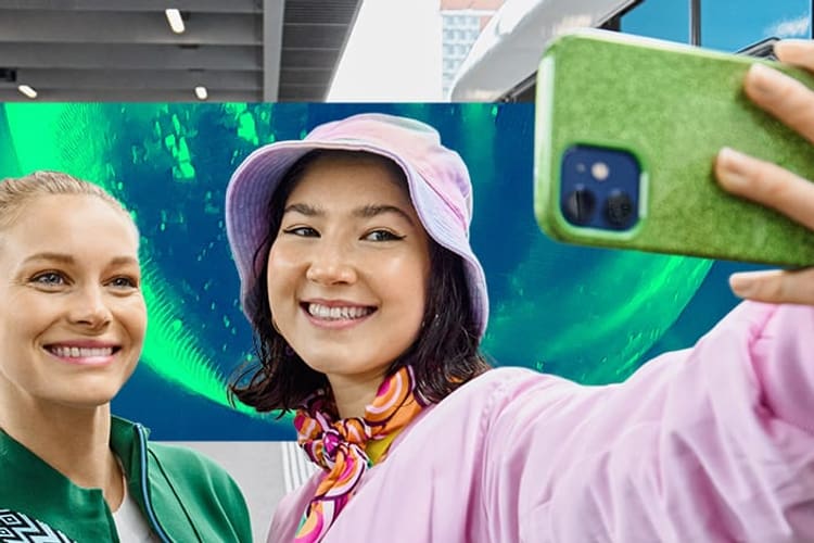 Zwei Jugendliche machen ein Foto