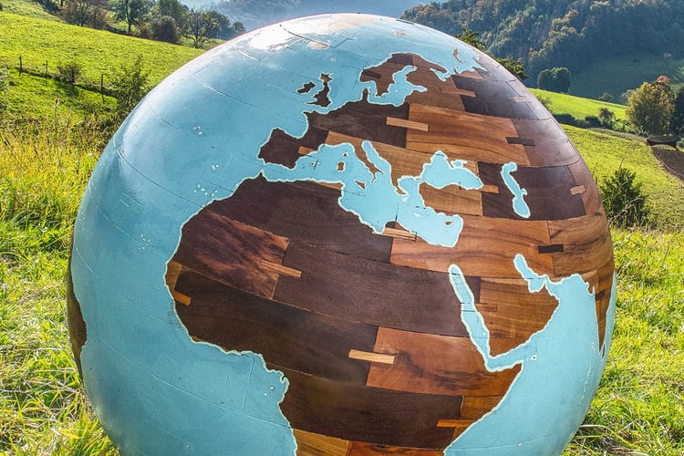 Il globo tra le montagne 