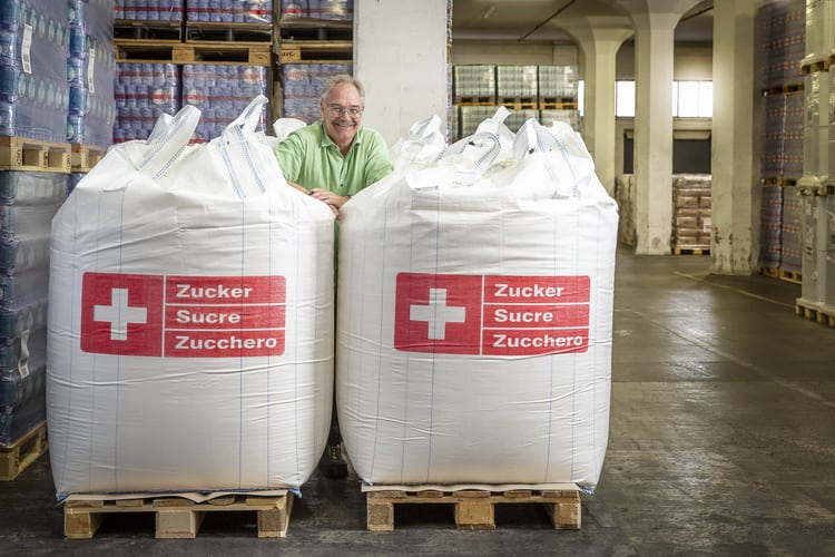 Alfred Kurz steht hinter zwei grossen Zuckersäcken.