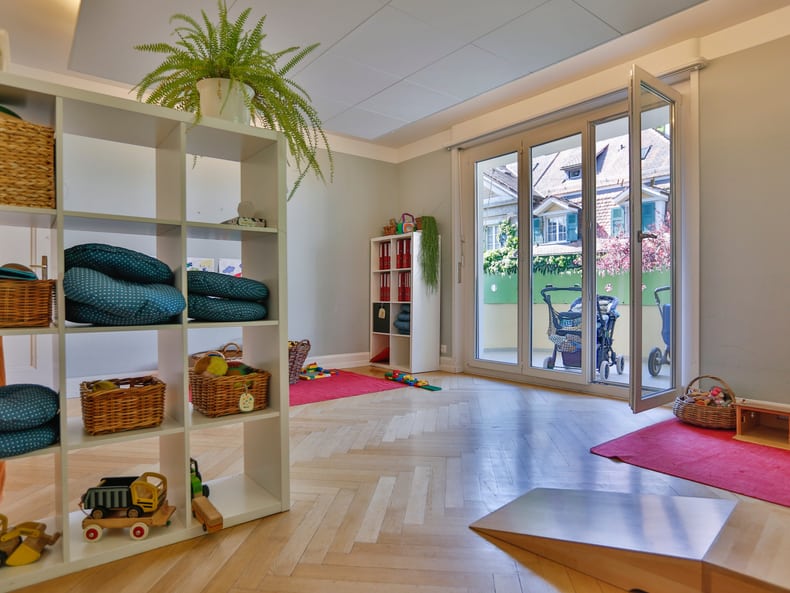 Die Türen nach draussen wo zwei Kinderwagen stehen