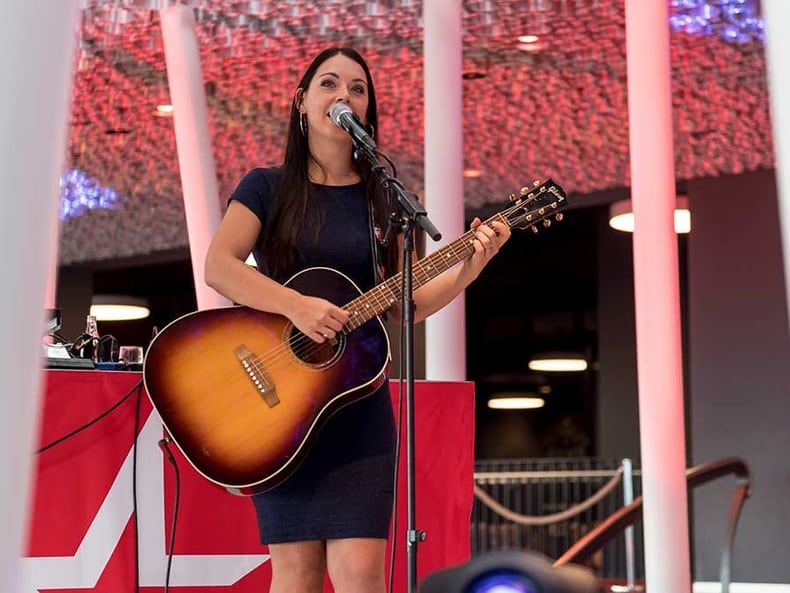 Une musicienne joue de la guitare lors du gala Topscorer Mobilière 2018