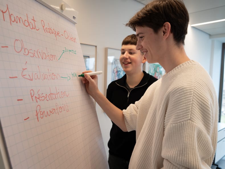 Les jeunes travaillent ensemble