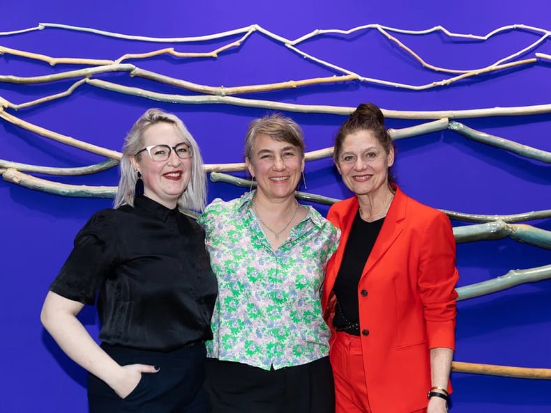 tre persone davanti a un quadro durante il vernissage di Isabelle Krieg, alla mostra «Arte e sostenibilità» presso la Mobiliare