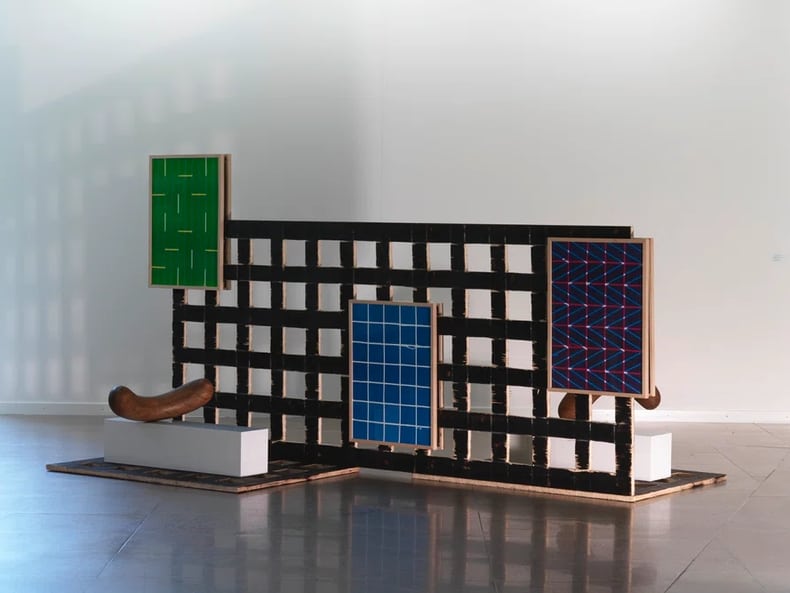 Un’opera d’arte astratta con salsiccia all’esposizione Arte e sostenibilità della Mobiliare 