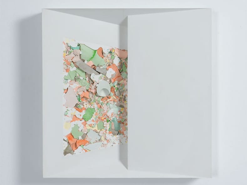 Immagine bianca con stracci di carta colorati nella mostra Arte e sostenibilità presso la Mobiliare 