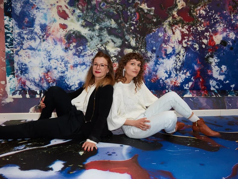 due donne siedono nell’arte all’esposizione «Arte e sostenibilità» presso la Mobiliare 