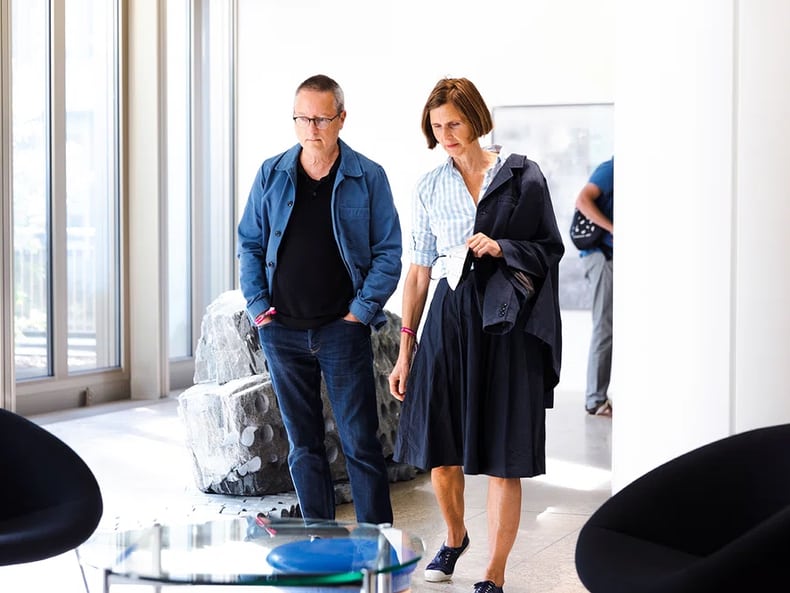 due visitatori alla mostra «Arte e sostenibilità» presso la Mobiliare 