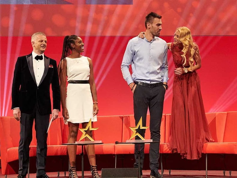 Deux lauréates et lauréats sur scène lors du gala Topscorer Mobilière 2018