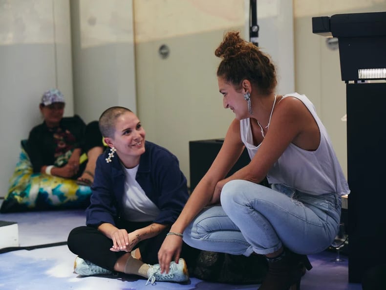 due persone parlano durante il finissage alla mostra Arte e sostenibilità presso la Mobiliare 