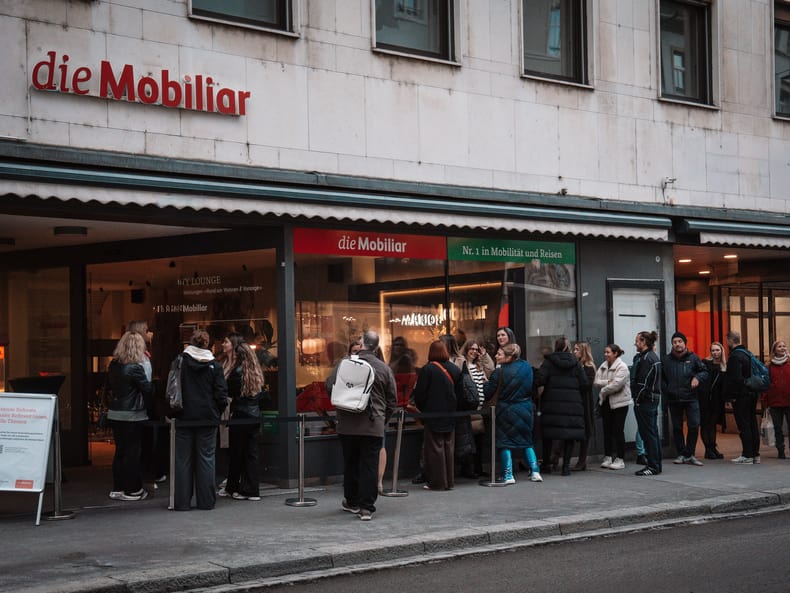 Schlange vor dem Eventlokal City Lounge