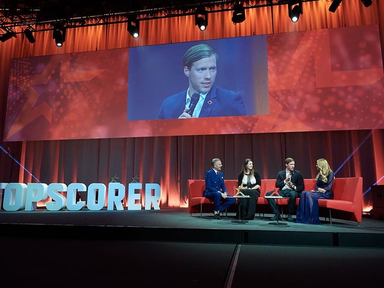 Un colloquio di pallamano sul palco del Topscorer Gala 2017 Mobiliare