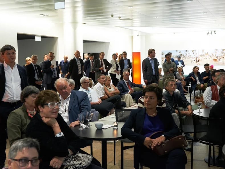 Visitatori alla mostra «Arte e sostenibilità» presso la Mobiliare