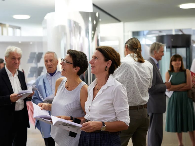 deux visiteurs à l’exposition «L’art et le développement durable à la Mobilière»