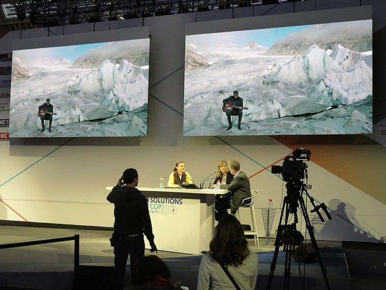 Klimakonferenz Redner:innen in der Ausstellung Kunst und Nachhaltigkeit in der Mobiliar 