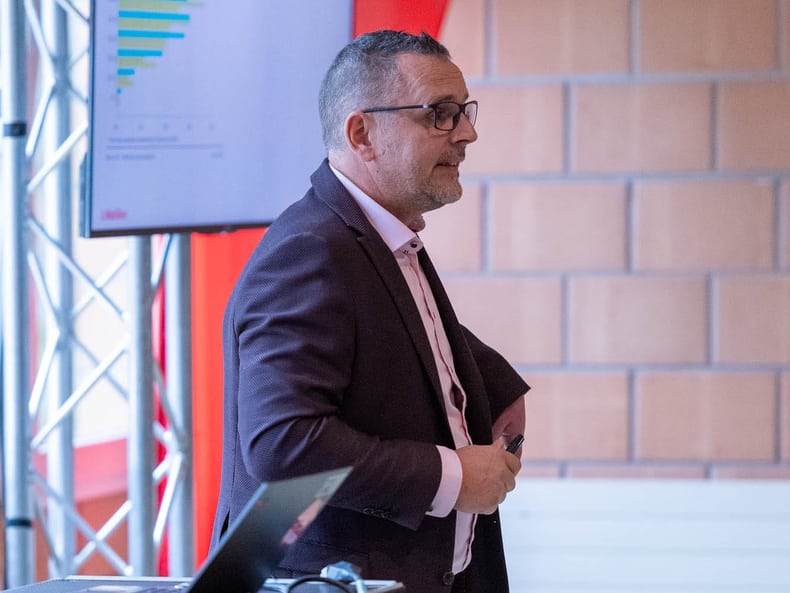 Une personne fait une présentation.