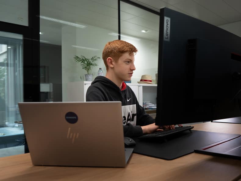 Jugendlicher arbeitet an einem Laptop