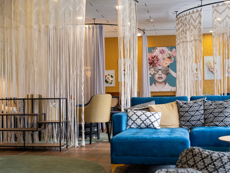 Der Aufenthaltsraum der Säntis Lodge Berg & Bett mit blauen Sofas.