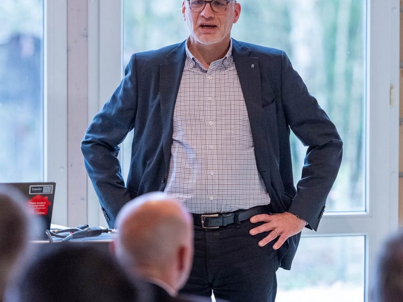 Une personne s’adresse au public