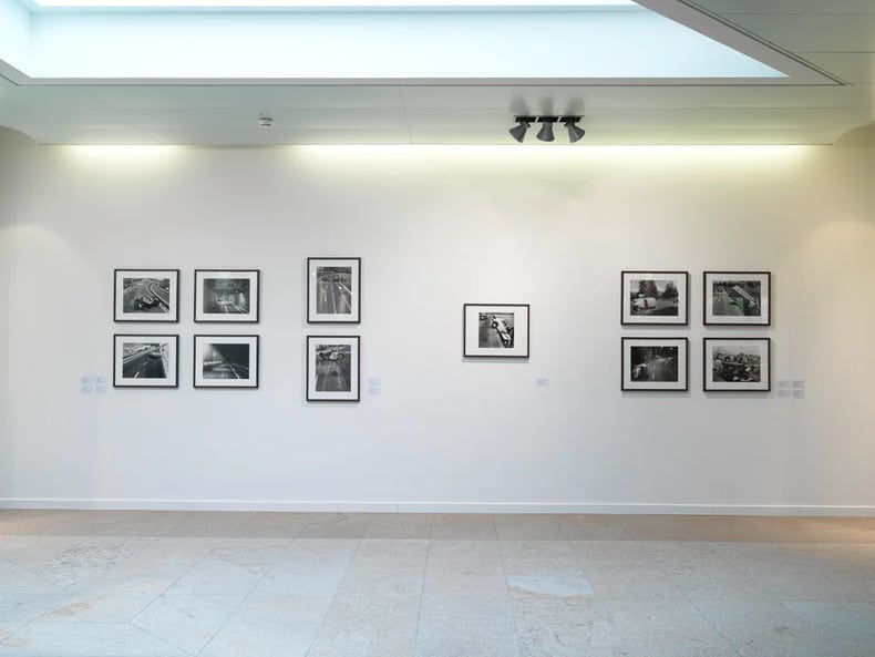 Fotografie in bianco e nero alla mostra Arte e sostenibilità della Mobiliare 