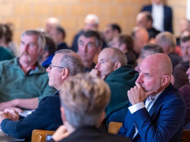 Le public écoute avec intérêt.